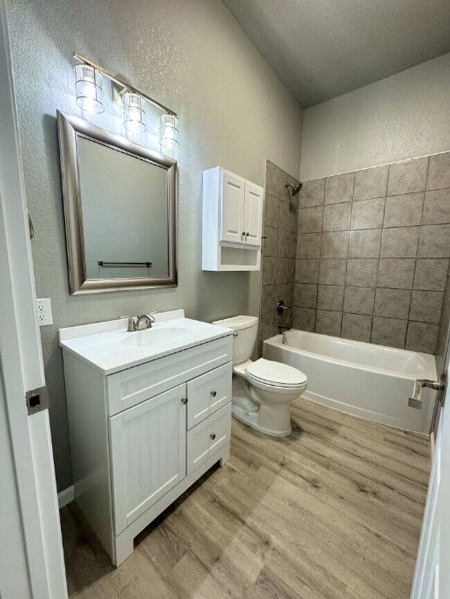 Foto del edificio - Move In Ready!! NEWLY RENOVATED 3 BED 2 BATH HOME