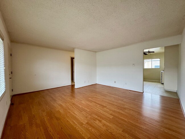 Building Photo - LIGHT & BRIGHT SPACIOUS UPSTAIRS 2 BEDRM I...