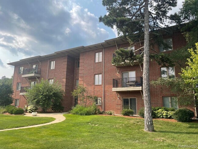 Foto del edificio - 2715 E Maple Rd