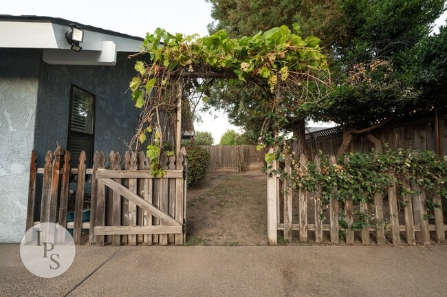 Building Photo - Woodward Park Home, 3BR/2BA, Pool, Spa, Gr...