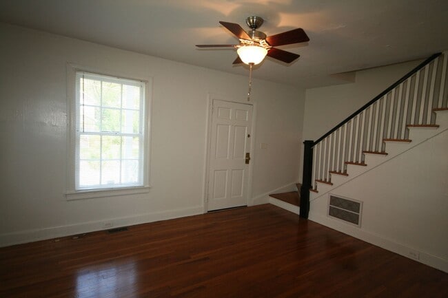 Photo - Georgian brick. Separate dining room. Over 1,000 square feet near 9th Street. Apartment