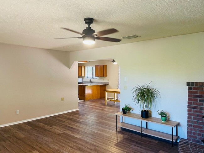 Building Photo - Single family home in the Village of Oak Creek
