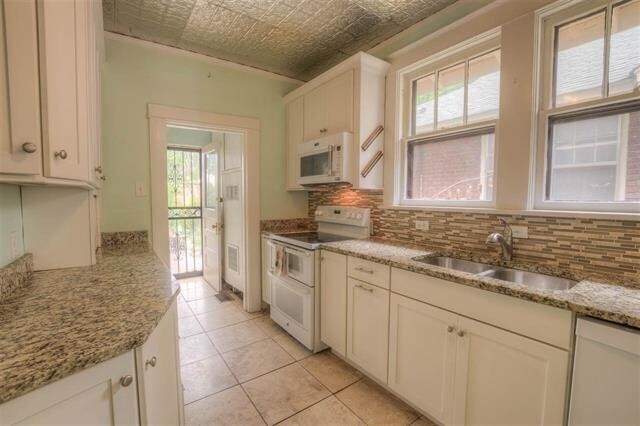 Foto del edificio - Renovated 3 BR-2 BA Cooper-Young Bungalow....