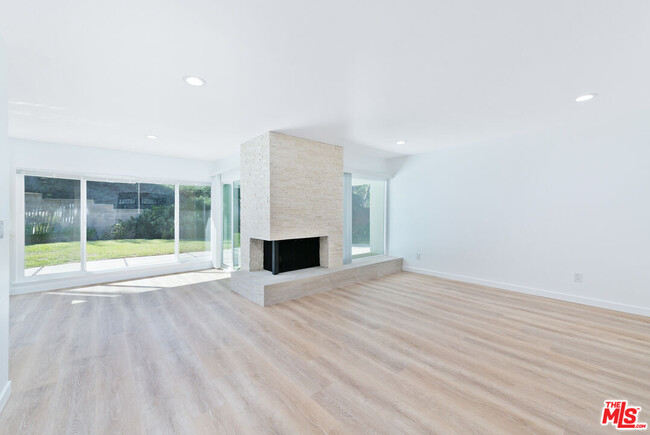 Building Photo - 330 W Country Hills Dr