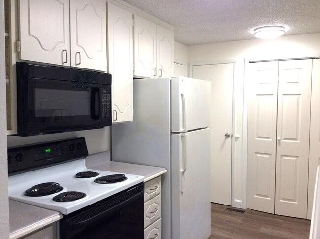 Building Photo - Charming 2 BDRM, 1 BATH Duplex - Universit...