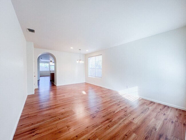 Building Photo - 4 Bedroom - Single Story Home in Cresleigh...