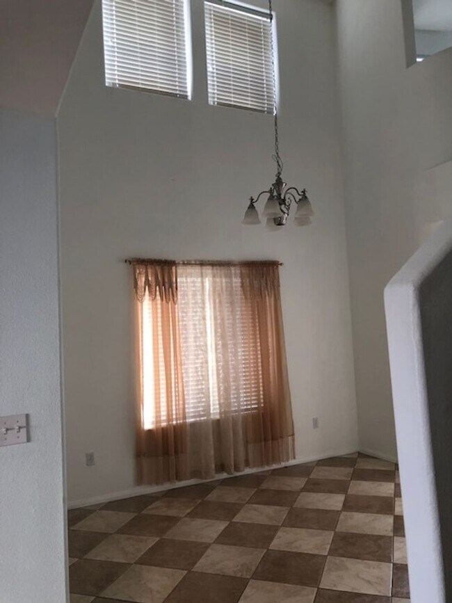Foto del edificio - Expansive 3 Bedroom Treat with 2+ Bonus Ro...