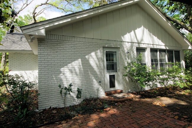 Building Photo - 596 L'Ombre Ct NE