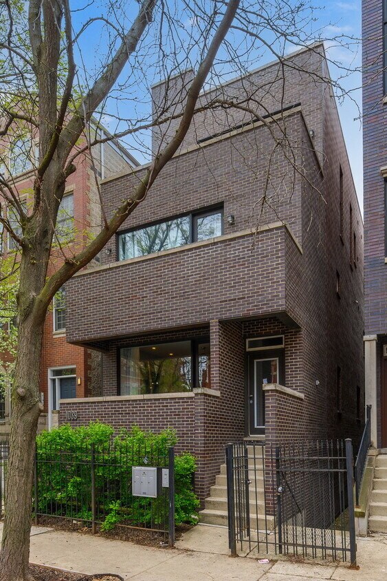 Primary Photo - 1039 N Marshfield Ave