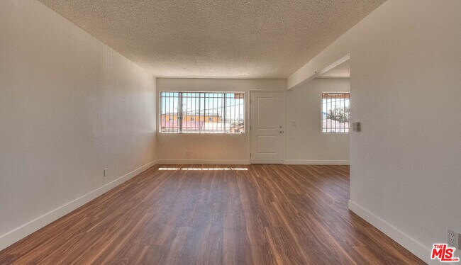 Foto del edificio - 8468 S Halldale Ave