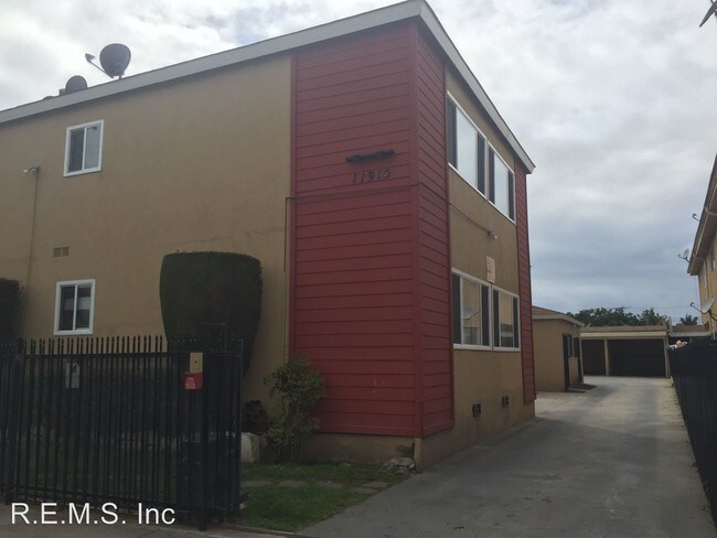 Building Photo - 11915 Manor Dr