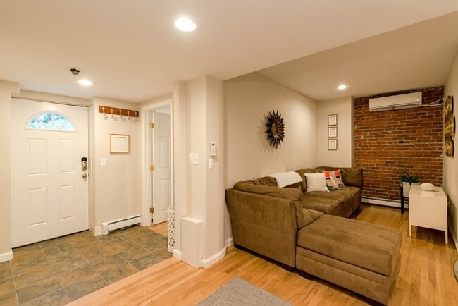 Building Photo - 390 Riverway