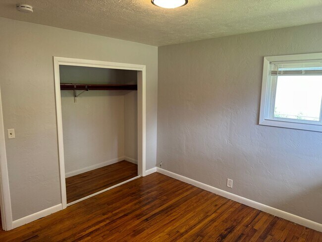 Building Photo - Charming 3 Bedroom / 2 Bathroom Home Locat...
