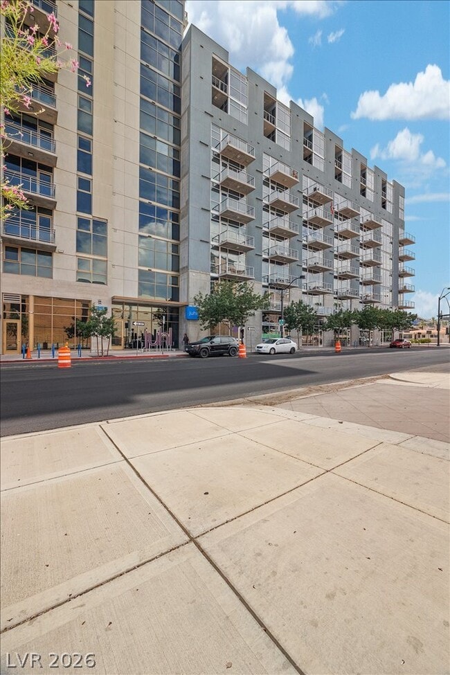 Building Photo - 353 E Bonneville Ave