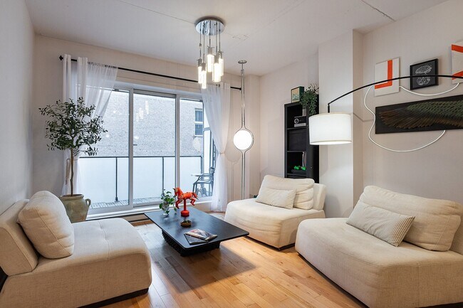 Building Photo - 2229 Rue Sainte-Catherine E