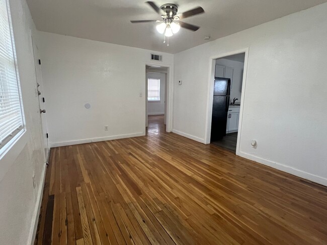 Building Photo - Cozy 3 Bed, 1 Bath Single Family Home in L...