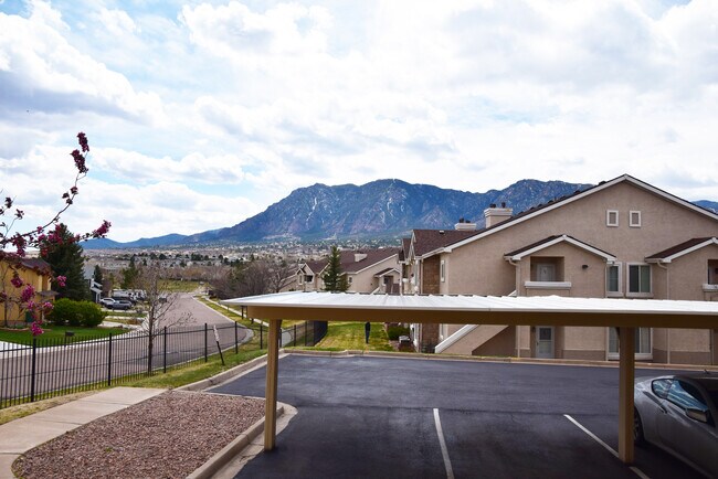 Mountain Views from end unit condo - 3850 Strawberry Field Grv