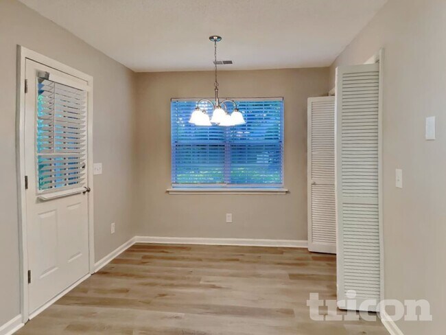 Foto del edificio - 911 Bentley Dr