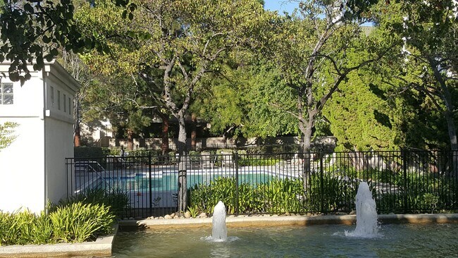 Foto del edificio - Rare Villagio 2 level townhome with garage and balcony, plus Den