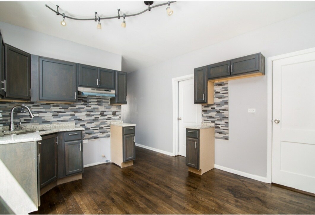 Foto principal - 7011 S Maplewood Ave