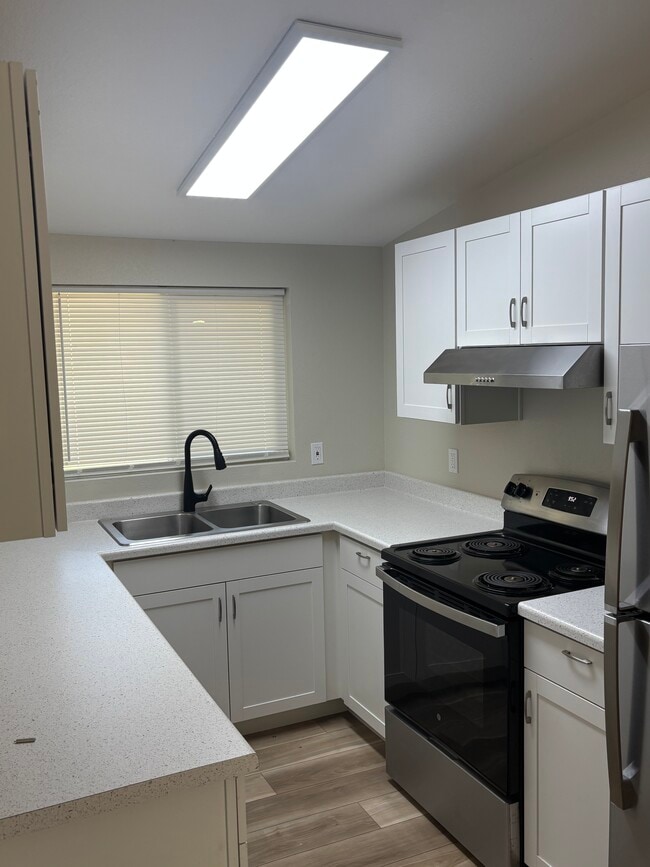 Building Photo - 80 Kaer Ave