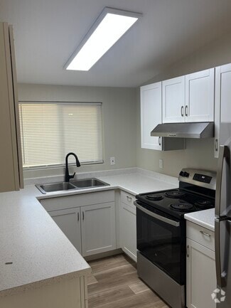 Building Photo - 80 Kaer Ave