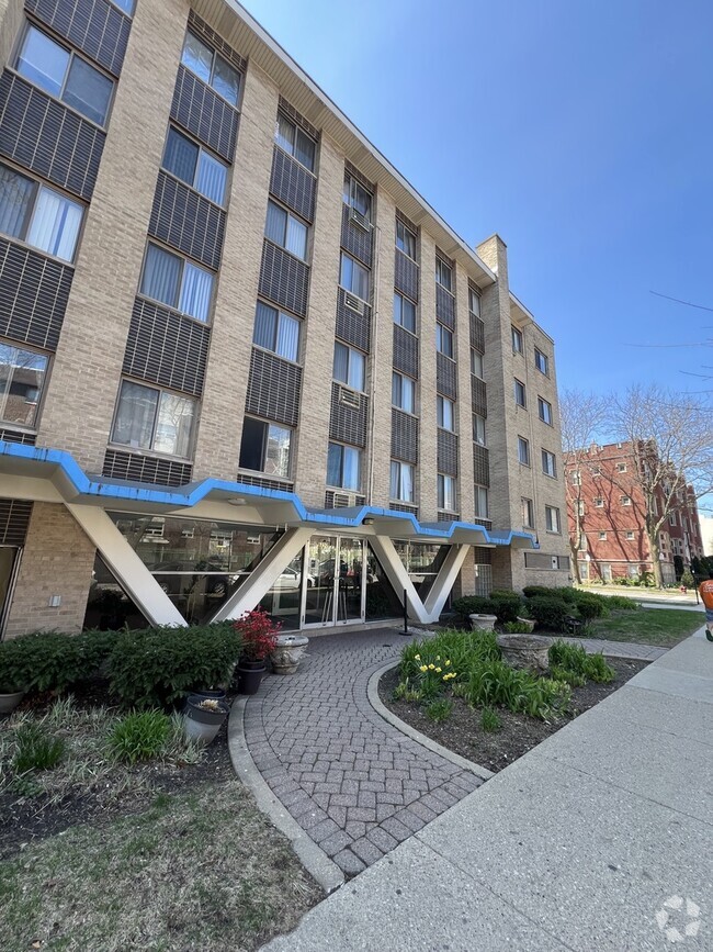 Building Photo - 6250 N Kenmore Ave