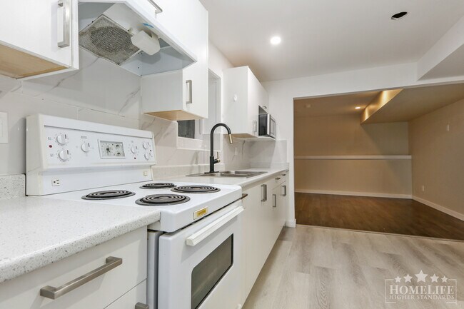 Building Photo - Rare 2 Bedroom Suite  in Great  Sardis Location!  Roomy and Cozy!