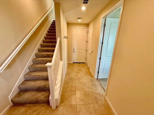 Foto del edificio - 4BD/3.5B Home in Dublin's Boulevard Community, a Stone's Throw Away From Persimmon and Hacienda!