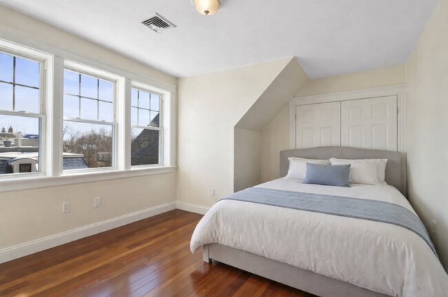 Building Photo - Furnished 2500 sq ft 3 Bed/3 Bath with Parking