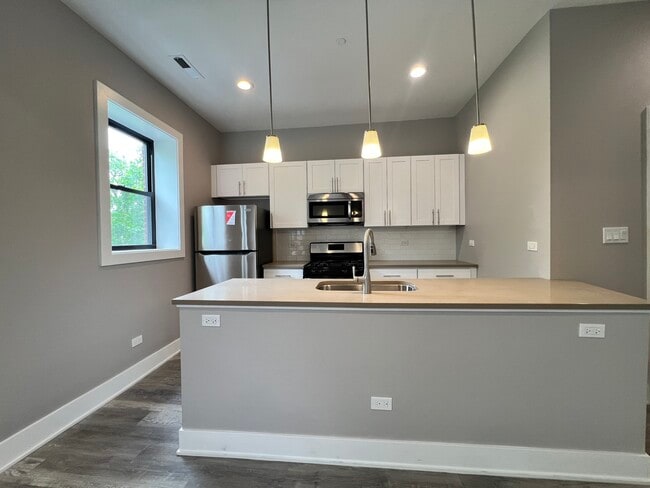 Building Photo - 2053 W Iowa St