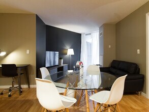 Building Photo - 140 Simcoe St