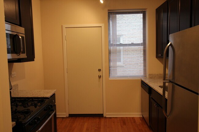 Foto del edificio - 6975 N Greenview Ave