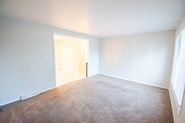 Building Photo - Ranch-style home with great fenced yard & patio!