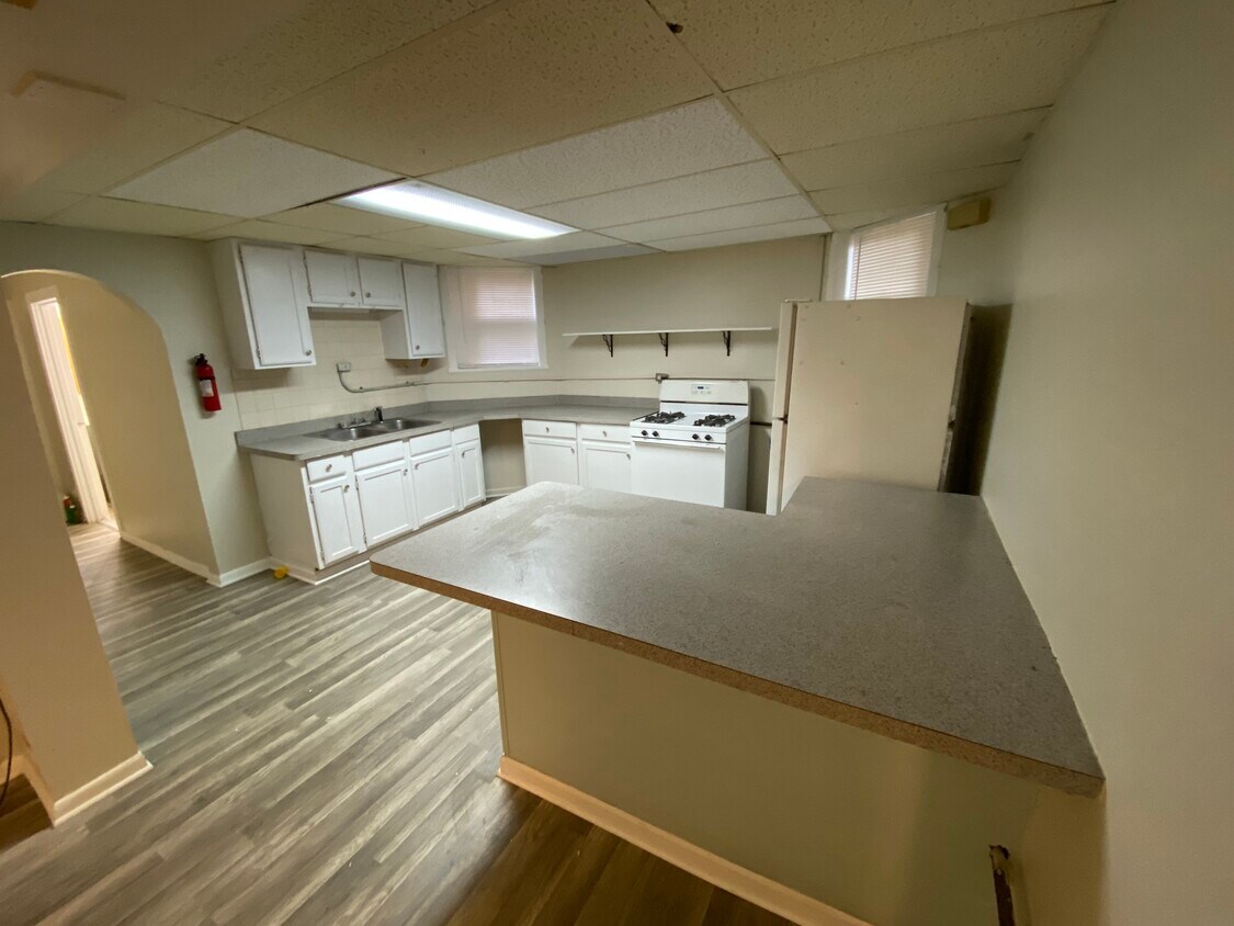 Kitchen - 5710 N Rockwell St