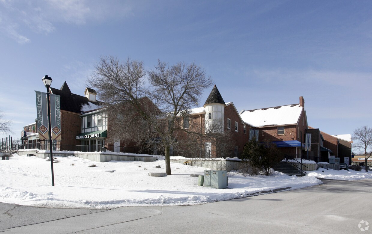 Photo du bâtiment - St. Andrew's Shopping Center Apartments