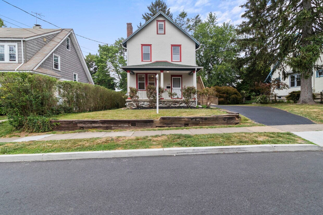 Primary Photo - 10 E Marthart Ave