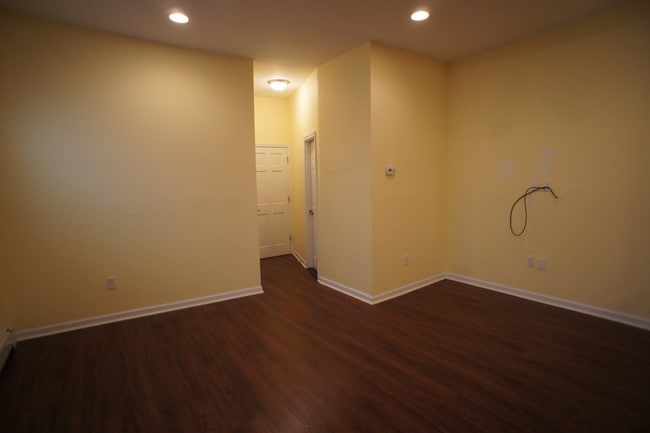 Building Photo - 1429 Bath Ave