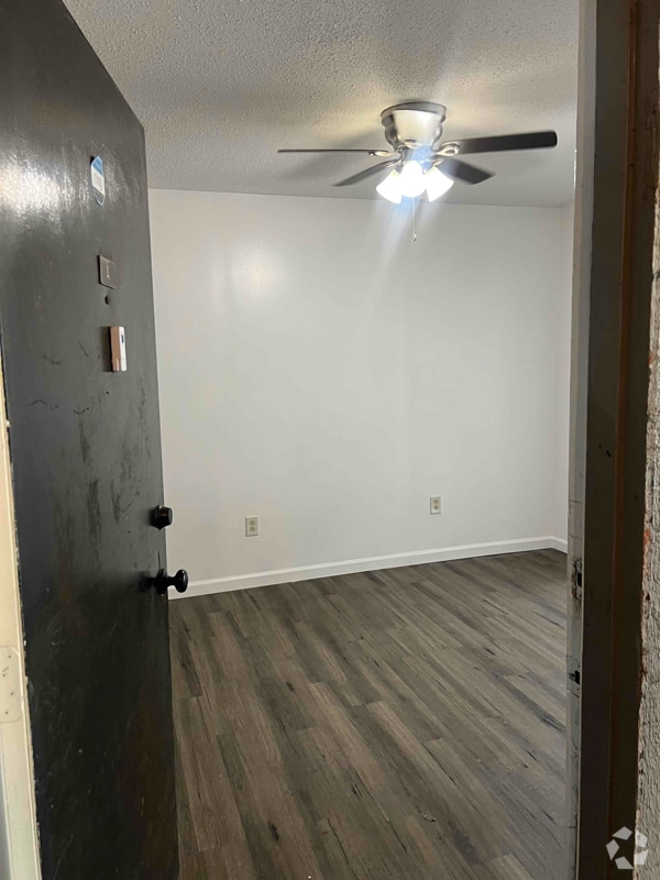 Building Photo - 402 Skyview Dr