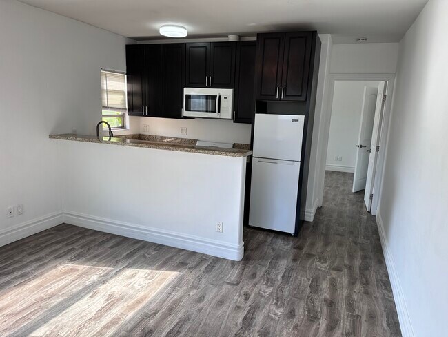 Foto del edificio - 1265 S Cloverdale Ave