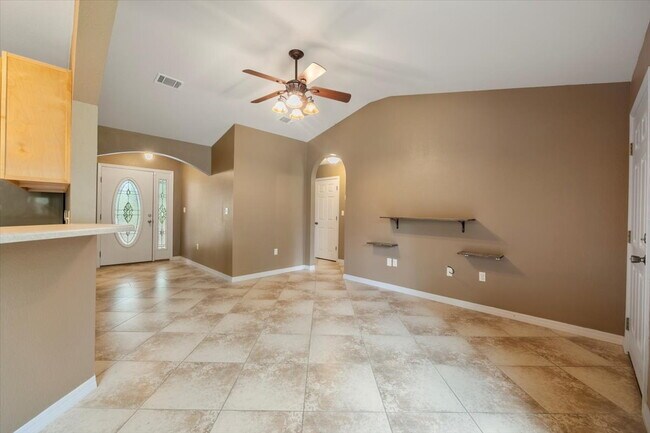 Building Photo - Charming 3 Bed / 2 Bath - Avail. 8/10/26