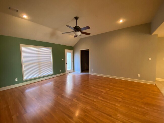 Foto del edificio - 3bed/2bath Home with fenced yard located outside the bypass