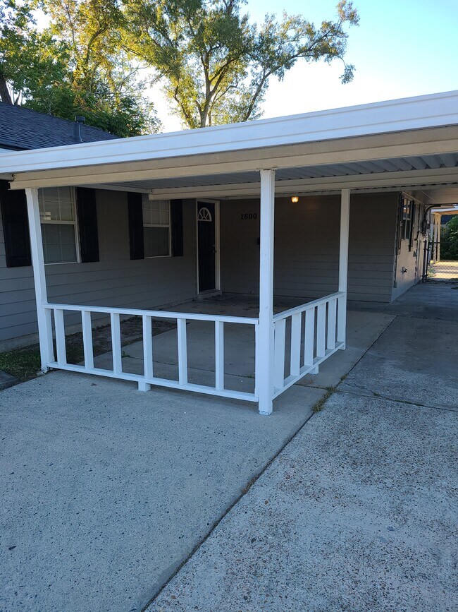 Building Photo - 1600 Meadow Dr