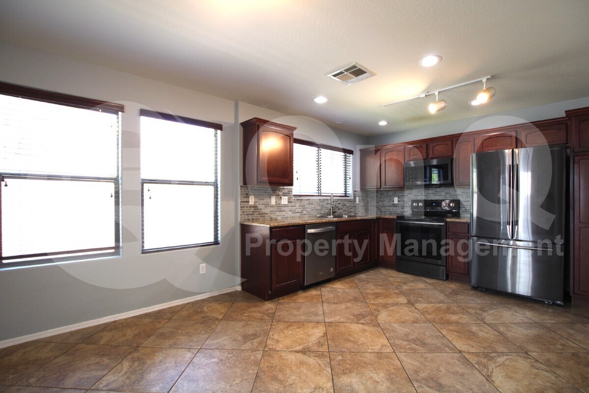 Foto principal - 1190 E Boston St