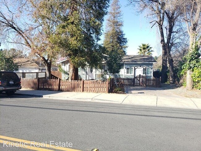 Building Photo - 3 br, 1.5 bath House - 3219 Wren Ave