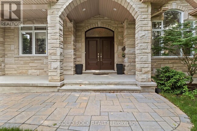 Photo du bâtiment - 120 Rossland Ave