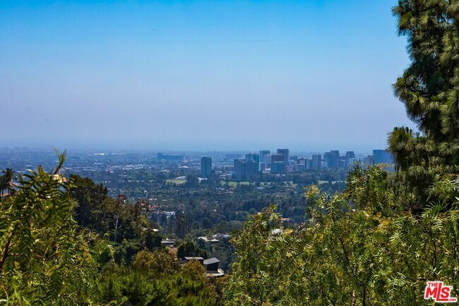 Foto del edificio - 9354 Claircrest Dr