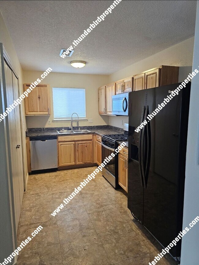 Foto del edificio - Available NOW located in a Gated community!!!