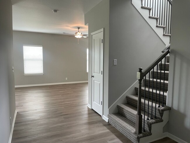 Foto del edificio - 4 bedroom 2.5 bath home in Blue Springs, MO