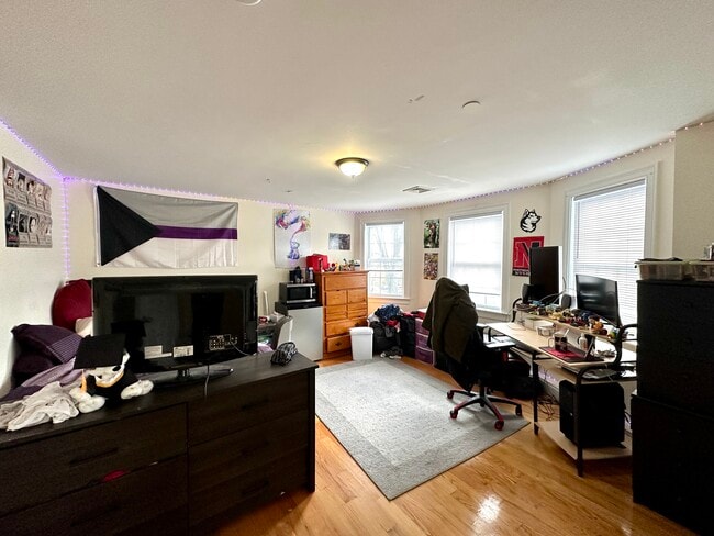 Foto del edificio - 107 Fisher Ave